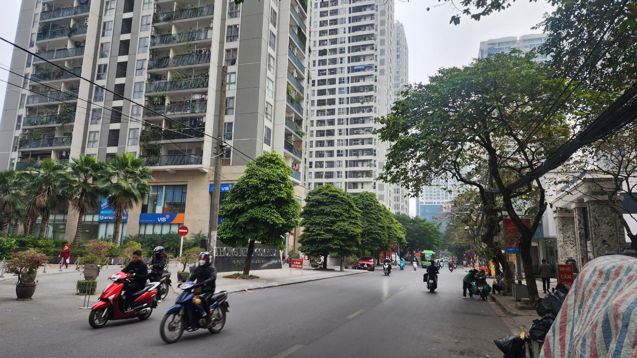 Từ ngã tư Nguyễn Tuân - Nguyễn Huy Tưởng đến đường Nguyễn Trãi đã hoàn thành giải phóng mặt bằng nên rất thông thoáng.