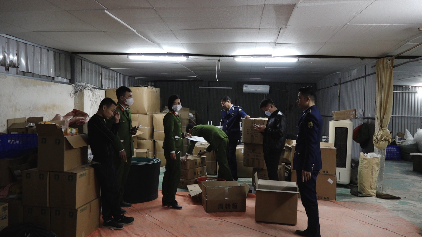 Cơ quan chức năng kiểm tra cơ sở sản xuất TPCN giả