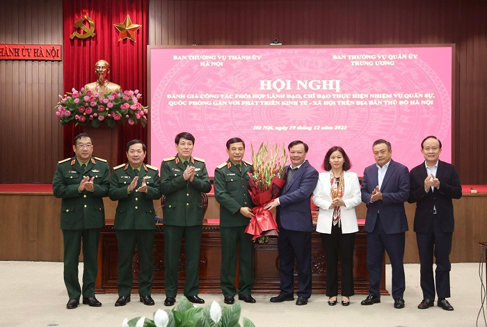 Các đồng chí lãnh đạo thành phố tặng hoa chúc mừng Lãnh đạo Bộ Quốc phòng nhân kỷ niệm 79 năm Ngày thành lập Quân đội Nhân dân Việt Nam (22/12/1944 - 22/12/2023)