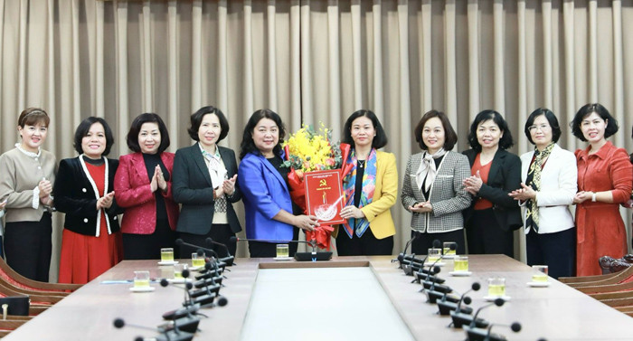 Phó Bí thư Thường trực Thành ủy Nguyễn Thị Tuyến (áo vàng) trao quyết định điều động cho bà Nguyễn Thị Thu Thủy. Phó Bí thư Thường trực Thành ủy Nguyễn Thị Tuyến (áo vàng) trao quyết định điều động cho bà Nguyễn Thị Thu Thủy.