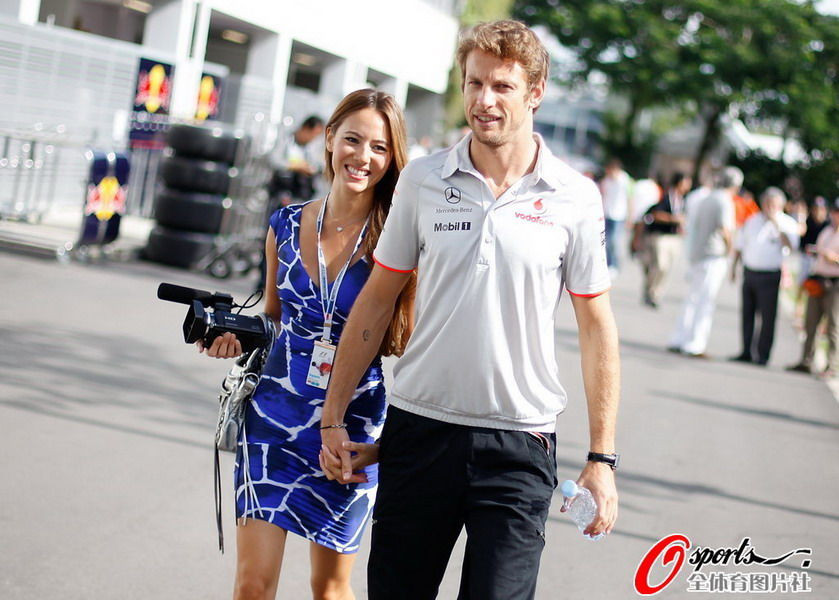 Ngoài ra, tại Grand Prix Singapore cũng chứng kiến sự tái hợp của tay đua người Anh Jenson Button và cô bạn gái người Nhật, Jessica Michibata.