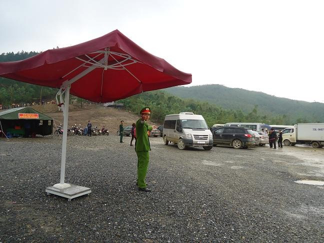 Một chiến sĩ công an luôn túc trực ở khu vực vào bãi đỗ xe để hướng dẫn xe vào