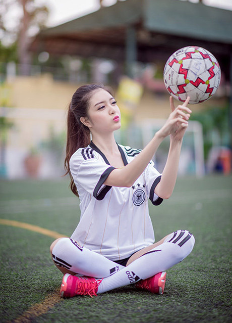 'Hot girl búp bê' Lilly Luta mặc áo đấu cổ vũ tuyển Đức ảnh 9