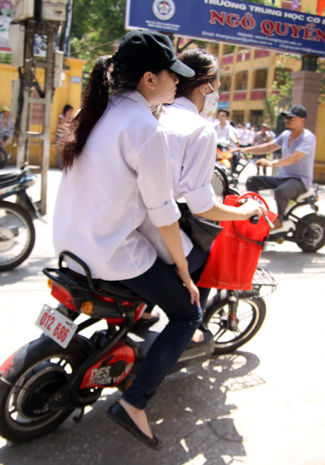 Sĩ tử hồn nhiên chạy xe máy điện không biển số, mũ bảo hiểm ảnh 2