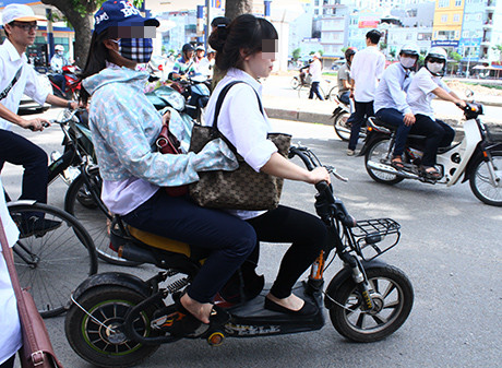 Sĩ tử hồn nhiên chạy xe máy điện không biển số, mũ bảo hiểm ảnh 8