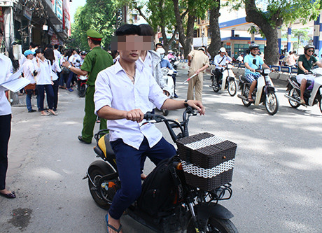 Sĩ tử hồn nhiên chạy xe máy điện không biển số, mũ bảo hiểm ảnh 7