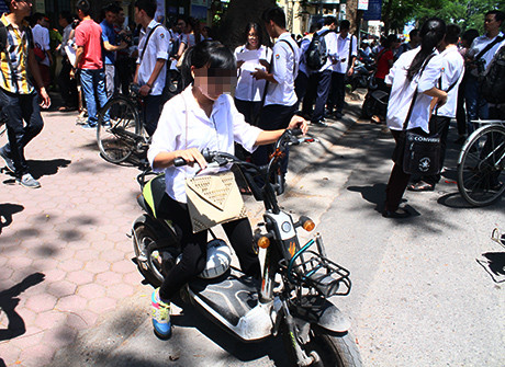 Sĩ tử hồn nhiên chạy xe máy điện không biển số, mũ bảo hiểm ảnh 1