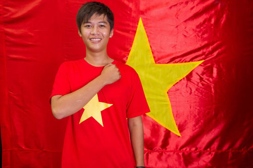 Chụp hình với cờ Tổ quốc ảnh 1 Chụp hình với cờ Tổ quốc ảnh 1