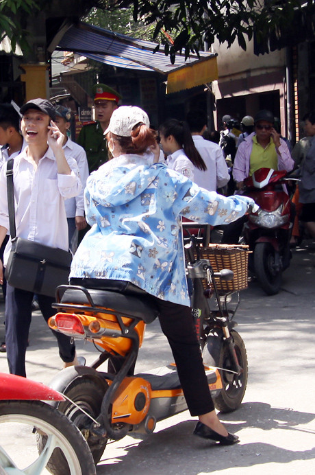 Sĩ tử hồn nhiên chạy xe máy điện không biển số, mũ bảo hiểm ảnh 4