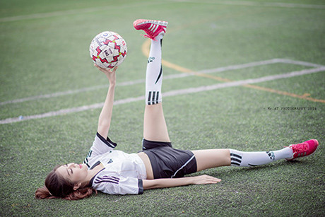 'Hot girl búp bê' Lilly Luta mặc áo đấu cổ vũ tuyển Đức ảnh 6