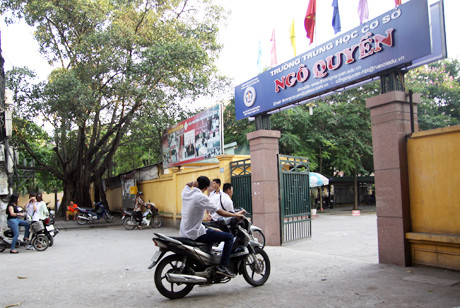 Sĩ tử hồn nhiên chạy xe máy điện không biển số, mũ bảo hiểm ảnh 6