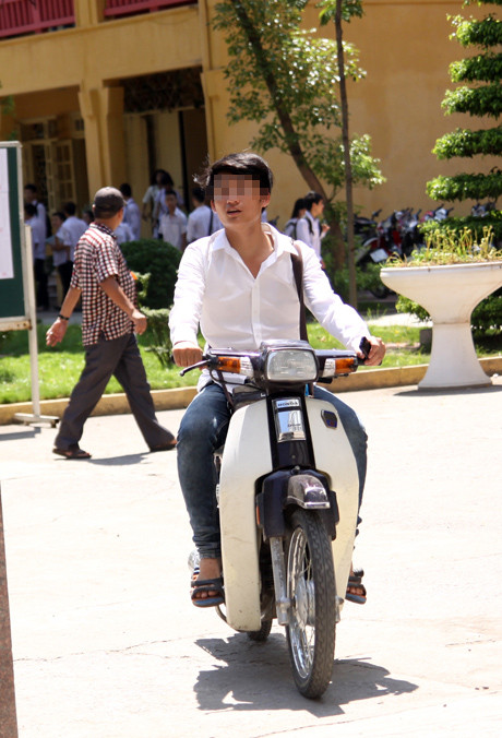 Sĩ tử hồn nhiên chạy xe máy điện không biển số, mũ bảo hiểm ảnh 5