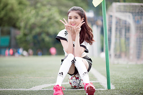 'Hot girl búp bê' Lilly Luta mặc áo đấu cổ vũ tuyển Đức ảnh 3