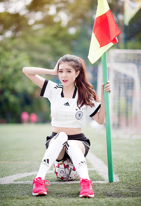 'Hot girl búp bê' Lilly Luta mặc áo đấu cổ vũ tuyển Đức ảnh 7