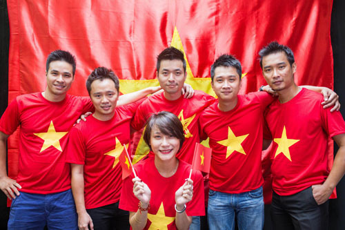 Chụp hình với cờ Tổ quốc ảnh 2 Chụp hình với cờ Tổ quốc ảnh 2