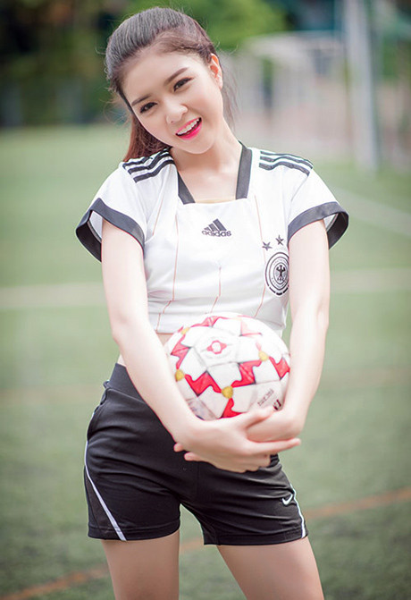 'Hot girl búp bê' Lilly Luta mặc áo đấu cổ vũ tuyển Đức ảnh 8