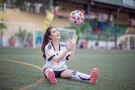 'Hot girl búp bê' Lilly Luta mặc áo đấu cổ vũ tuyển Đức ảnh 4