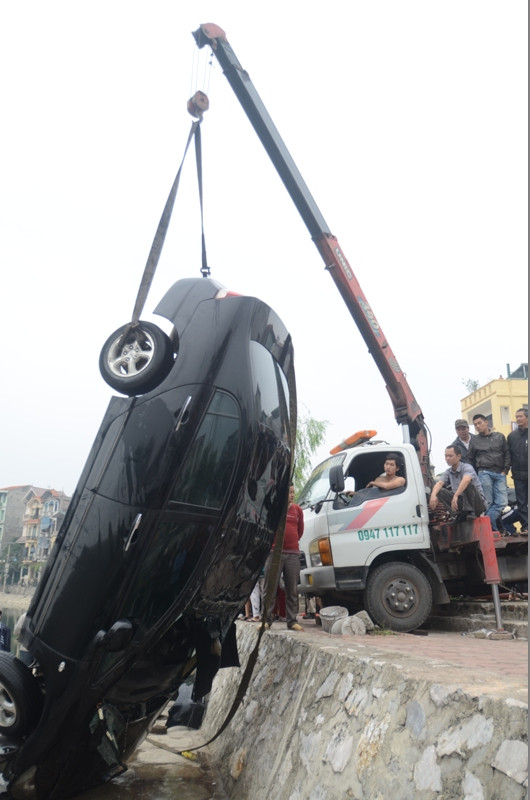 Sau khi lao xuống hồ nam thanh niên đã chui được lên nóc nhà và hô hoán mọi người đến cứu vì không biết bơi