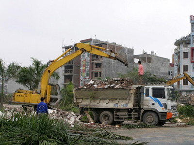 Cưỡng chế thu hồi đất phục vụ dự án xây dựng khu tái định cư tại xã Mỹ Đình, Từ Liêm, Hà Nội. Ảnh: TTXVN