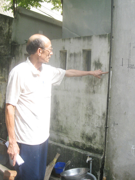 Nhà các hộ dân cạnh dự án Times City cũng nứt. Ảnh: Nguyễn Tú. Nhà các hộ dân cạnh dự án Times City cũng nứt. Ảnh: Nguyễn Tú