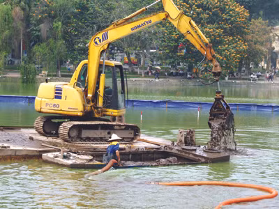 Nạo hút bùn bằng máy xúc ở hồ Hoàn Kiếm Ảnh: M.H