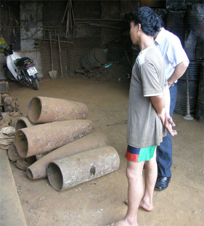 Kinh hoàng những vụ... cưa bom lấy sắt vụn ảnh 2