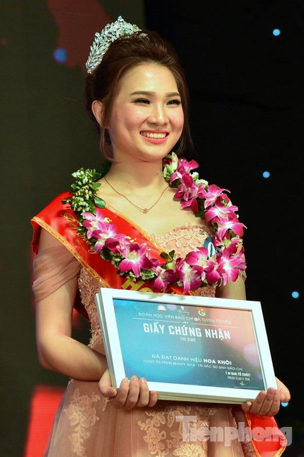 Lộ diện nữ sinh xinh đẹp, tài năng nhất trường Báo ảnh 29