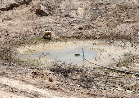 Khoan giếng tìm nước giữa lòng hồ ảnh 2