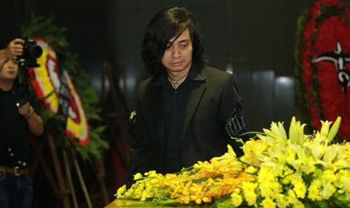 Thành viên Bức Tường mang hoa ban viếng Trần Lập ảnh 4