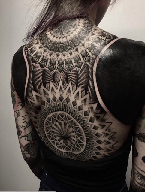 Hết hồn với mốt xăm đen phủ kín người như quỷ ảnh 2