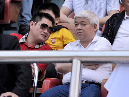 Bầu Kiên (phải) và bầu Thụy. Bầu Kiên (phải) và bầu Thụy