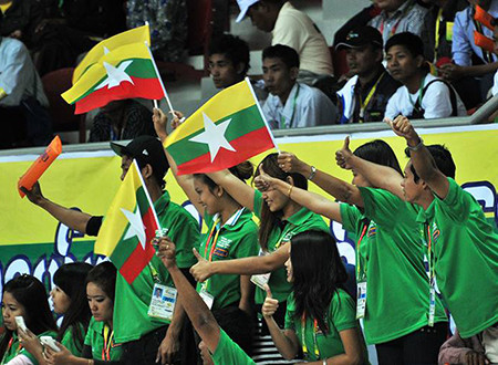 Người hâm mộ Myanmar cổ vũ nhiệt tình . Người hâm mộ Myanmar cổ vũ nhiệt tình