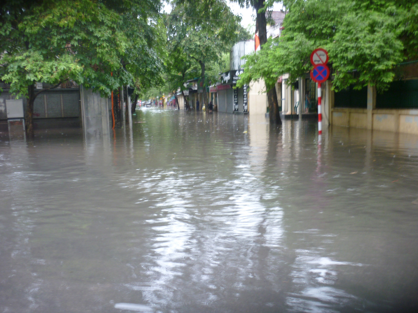 Phố Thợ Nhuộm ngập sâu không thể đi được