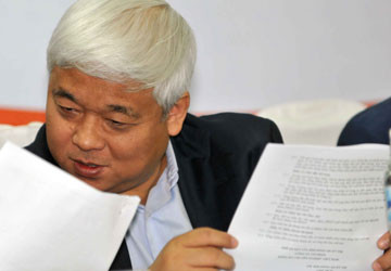 Lời bình: Bóng trong chân các ông bầu nhưng không phải ông bầu nào cũng biết đá bóng.