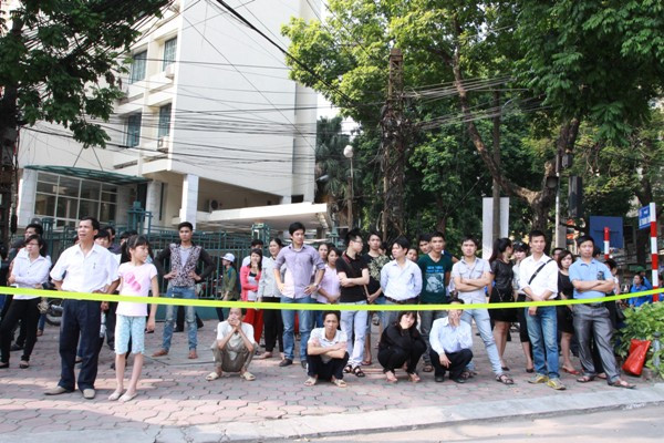 Chờ đợi đê được xếp hàng vào viếng