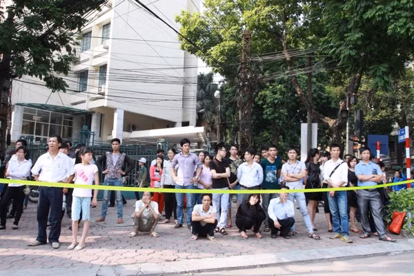 Chờ đợi đê được xếp hàng vào viếng