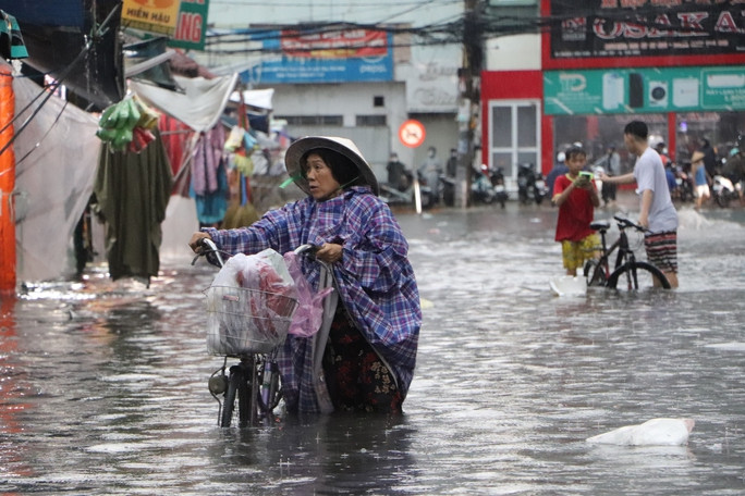 Nước ngập hơn nửa bánh xe ở khu vực chợ Thủ Đức, TP HCM. Ảnh: ANH VŨ Nước ngập hơn nửa bánh xe ở khu vực chợ Thủ Đức, TP HCM. Ảnh: ANH VŨ