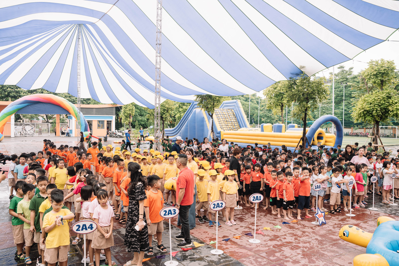 Các em học sinh của trường trường đã có mặt đầy đủ tham gia các hoạt động vui chơi với nhiều trò chơi mới lạ và vô cùng ý nghĩa do nhà trường phối hợp cùng công ty Bamboo Edu tổ chức.