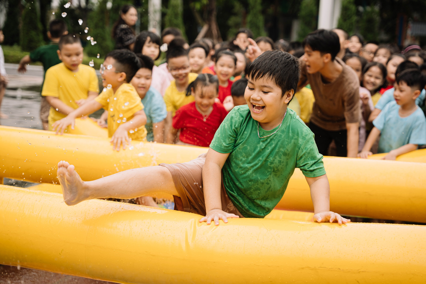 Lần đầu tiên được tham gia chương trình ngày hội nước khiến các em học sinh vô cùng thích thú và hào hứng, được cùng nhau vượt qua những thử thách trò chơi vô cùng lý thú như: Thuỷ Cung Huyền Bí; Chiến hạm khổng lồ; Thần vượt đại dương; Tát nước biển đông… Em Nguyễn Khả Linh, lớp 4A2 chia sẻ: “Con cảm thấy rất vui và thú vị khi được tham gia ngày hội nước này, con đã chơi áo phao, chuyền bóng, di chuyển rùa và những trò chơi khác. Con cảm thấy rất sảng khoái và con mong các bạn cũng có nhiều niềm vui với ngày lễ hội tuyệt vời này”.