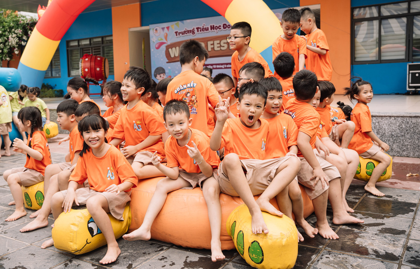 Lần đầu tiên được tham gia chương trình ngày hội nước khiến các em học sinh vô cùng thích thú và hào hứng, được cùng nhau vượt qua những thử thách trò chơi vô cùng lý thú như: Thuỷ Cung Huyền Bí; Chiến hạm khổng lồ; Thần vượt đại dương; Tát nước biển đông… Em Nguyễn Khả Linh, lớp 4A2 chia sẻ: “Con cảm thấy rất vui và thú vị khi được tham gia ngày hội nước này, con đã chơi áo phao, chuyền bóng, di chuyển rùa và những trò chơi khác. Con cảm thấy rất sảng khoái và con mong các bạn cũng có nhiều niềm vui với ngày lễ hội tuyệt vời này”.