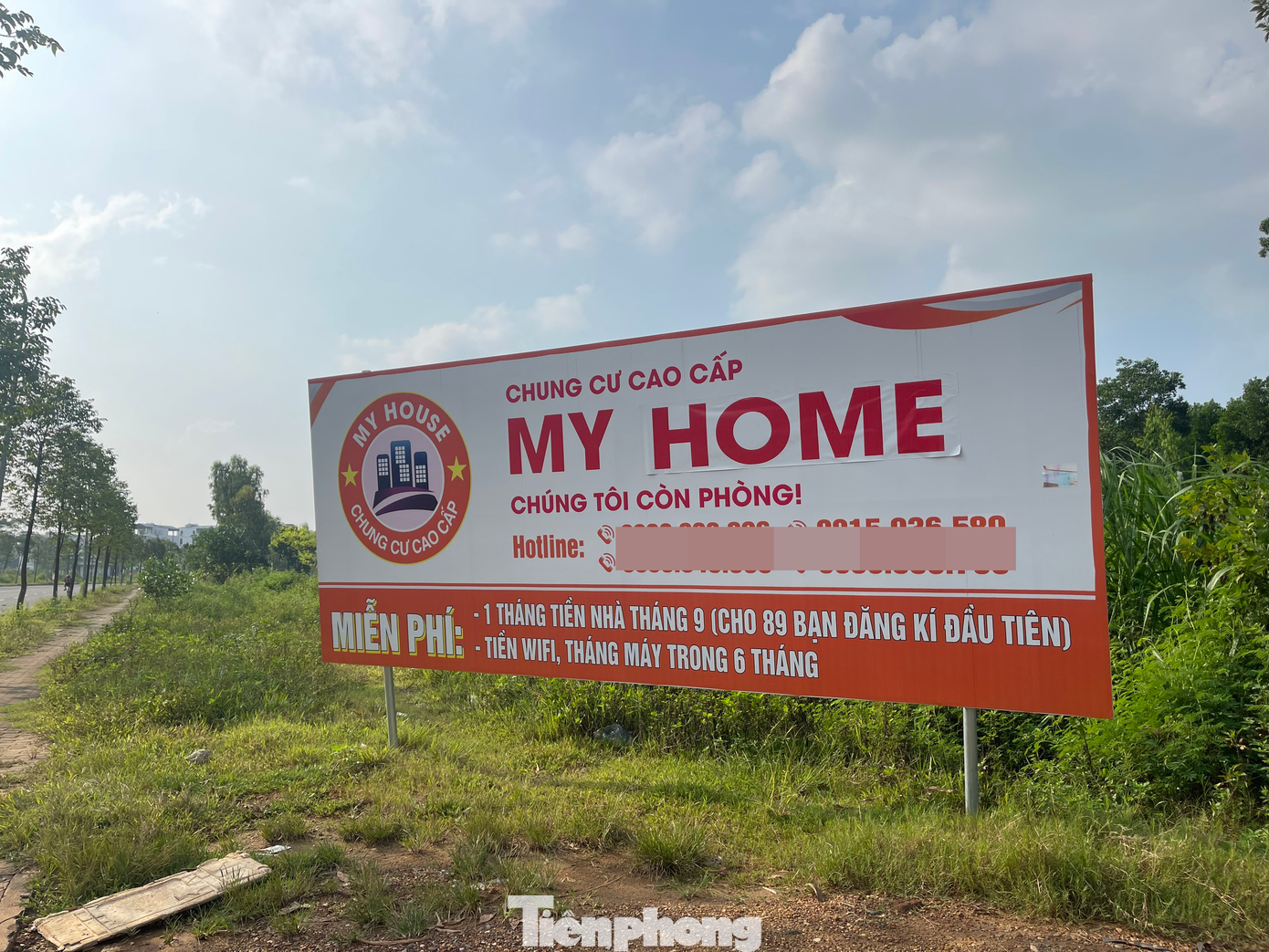 Ghi nhận thực tế, tại các xã Tân Xã, Bình Yên, Thạch Hòa của huyện Thạch Thất - khu vực quanh Trường Đại hoạc Quốc gia Hà Nội những năm qua công trình căn hộ cao cấp, chung cư mini không phép mọc lên “như nấm” với quy mô ngàng càng "khủng" (từ 7-10 tầng). Trong ảnh: Ngay lối rẽ vào đường Phú Hữu (xã Tân Xã), một tấm biển quảng cáo lớn được dựng lên với tiêu đề “Chung cư cao cấp My House” thu hút sự chú ý của sinh viên và người đi đường.