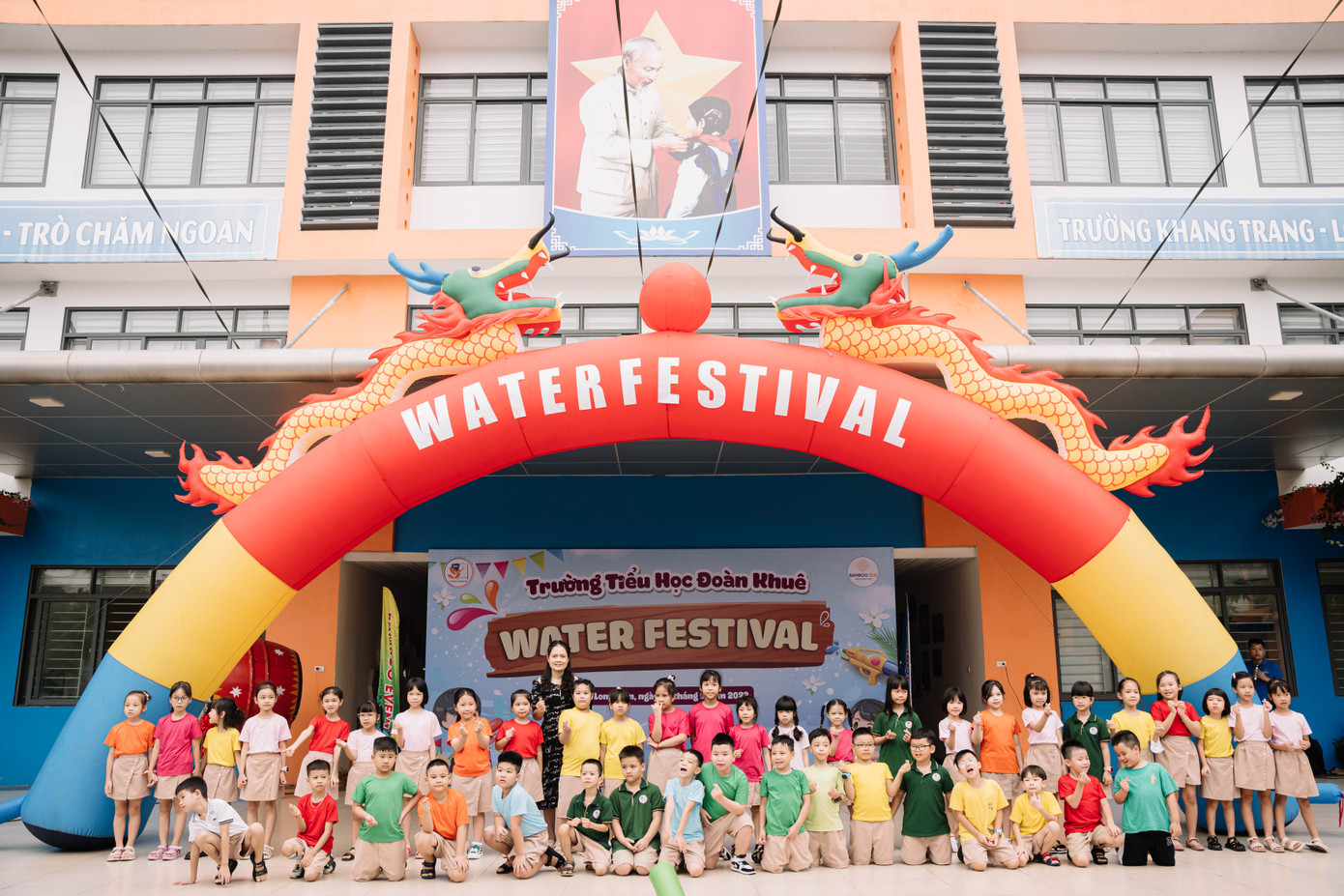 Ngay từ sáng sớm không khí rộn ràng, tưng bừng đã tràn ngập trong ngôi trường tiểu học Đoàn Khuê (Long Biên, Hà Nội).