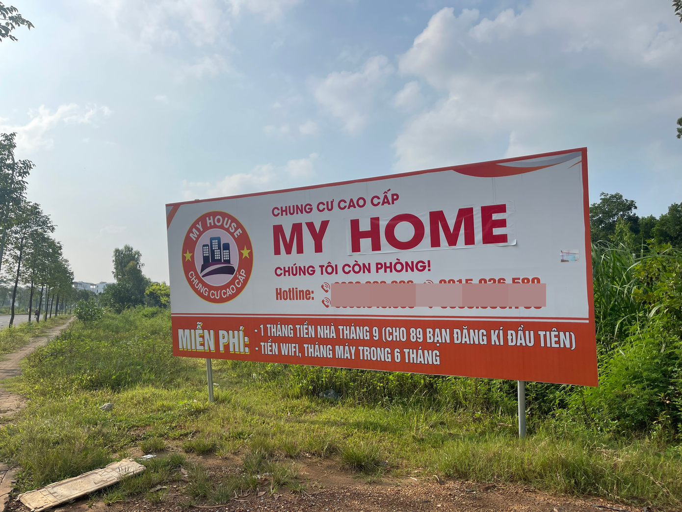 Thậm chí, ngay lối rẽ vào đường Phú Hữu, một tấm biển quảng cáo lớn được dựng lên với tiêu đề “Chung cư cao cấp My House” không kém gì biển quảng cáo của một dự án chung cư tầm cỡ.