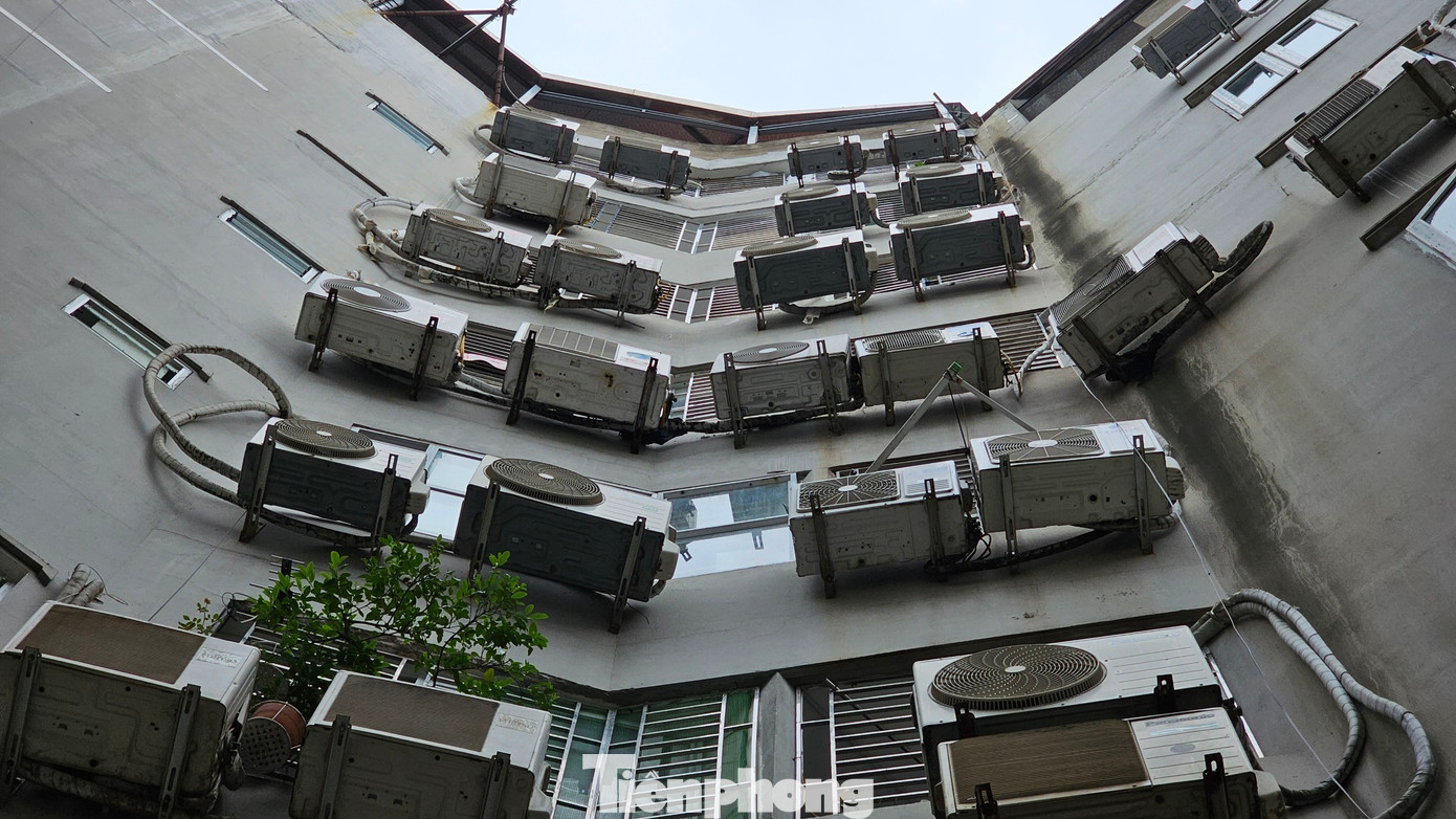 Trong ảnh: Một khu chung cư mini cao 8 tầng với hàng chục căn hộ nằm cuối một con hẻm thuộc ngõ 29 Khương Hạ.