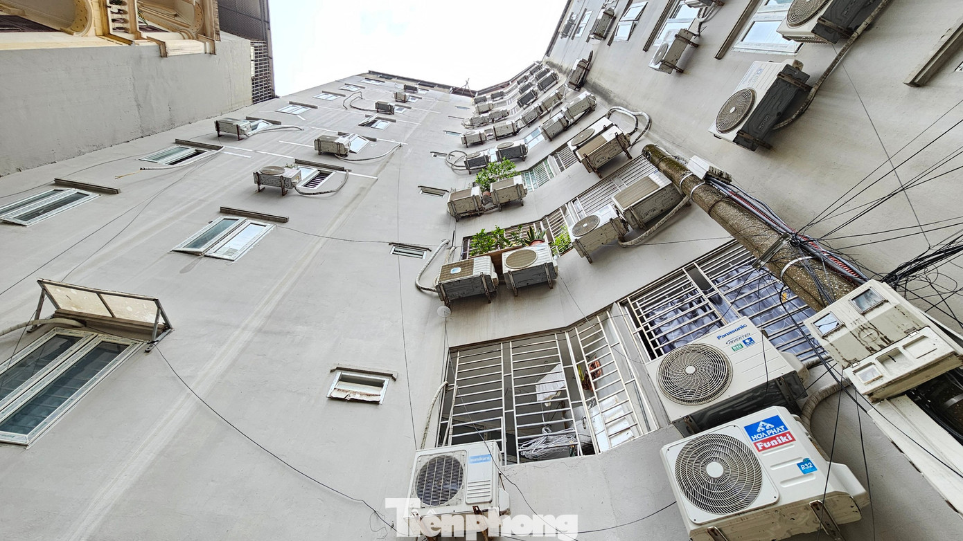 Liên quan đến vụ cháy chung cư mini trong hẻm 29/70 Khương Hạ (phường Khương Đình, quận Thanh Xuân, Hà Nội) khiến hơn 50 người thương vong (con số đến sáng 13/9), ghi nhận thực tế của PV Tiền Phong cho thấy, tại nhiều ngách, hẻm thuộc con ngõ 29 Khương Hạ chung cư mini mọc lên như một “ma trận”.