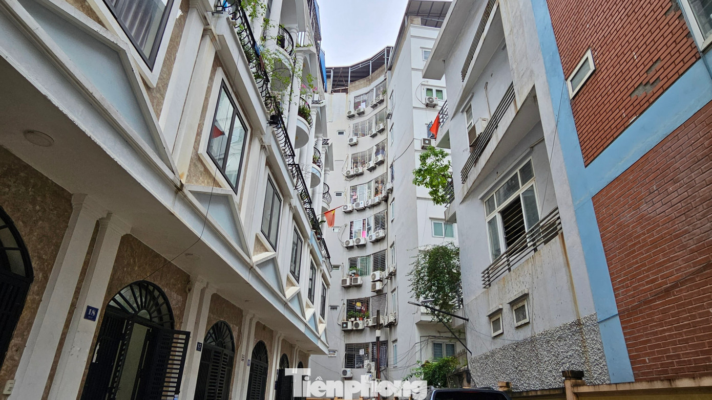 Trong những con hẻm nhỏ, ngách nhỏ, các tòa nhà chung cư mini đua nhau mọc lên, đan xen dày đặc với các tòa nhà cao tầng trong khu dân cư khiến khu phố trở nên ngột ngạt, bí bách.