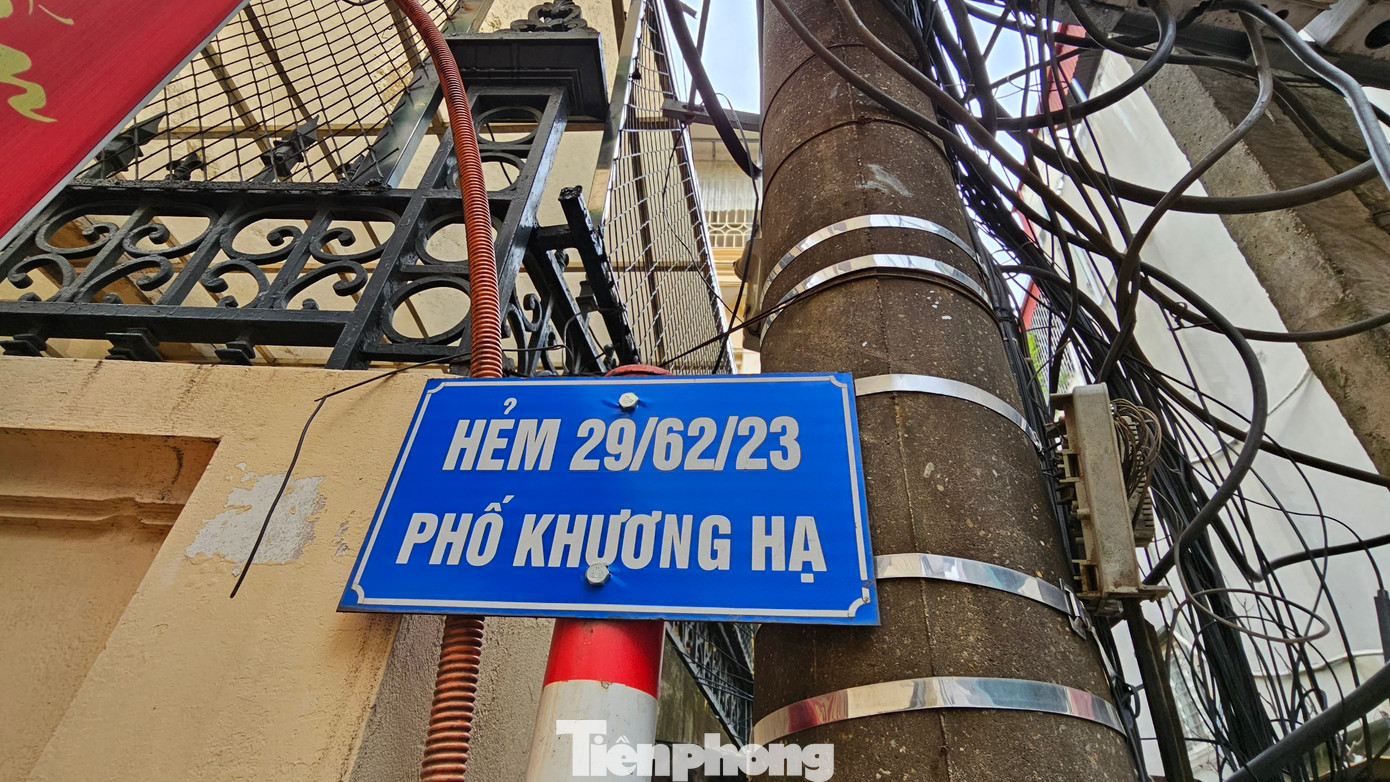 Liên quan đến vụ cháy chung cư mini trong hẻm 29/70 Khương Hạ (phường Khương Đình, quận Thanh Xuân, Hà Nội) khiến hơn 50 người thương vong (con số đến sáng 13/9), ghi nhận thực tế của PV Tiền Phong cho thấy, tại nhiều ngách, hẻm thuộc con ngõ 29 Khương Hạ chung cư mini mọc lên như một “ma trận”.