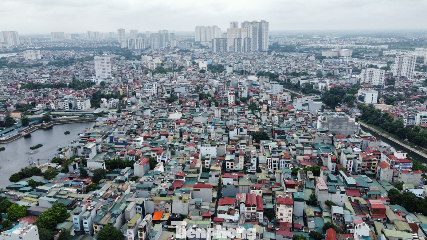 Các chuyên gia cho rằng, việc những tòa nhà chung cư mini đua nhau "mọc" lên tại các ngõ nhỏ, ngách nhỏ giao cắt, đan xen dày đặc nhà cao tầng "băm nát" quy hoạch đô thị, tiềm ẩn nguy cơ cháy nổ cao.