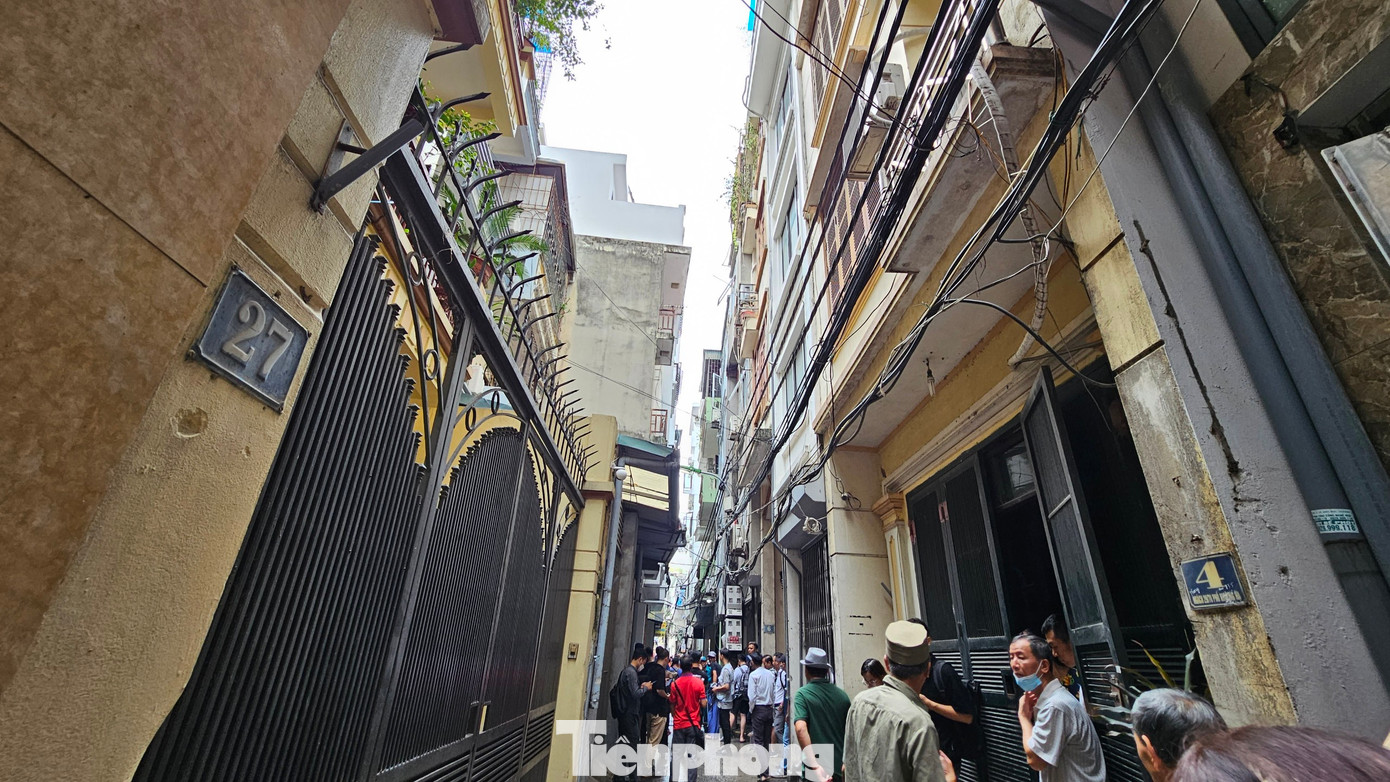 Người dân di chuyển khá khó khăn qua những con ngõ nhỏ này trong khi lực lượng PCCC khó tiếp cận hiện trường khi có hỏa hoạn, sự cố xảy ra.