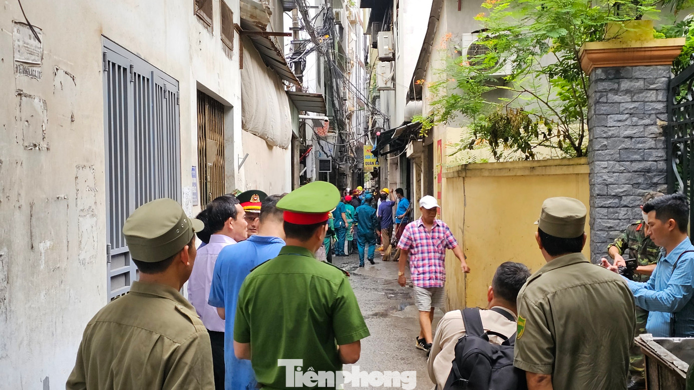 Trong những con hẻm nhỏ, ngách nhỏ, các tòa nhà chung cư mini đua nhau mọc lên, đan xen dày đặc với các tòa nhà cao tầng trong khu dân cư khiến khu phố trở nên ngột ngạt, bí bách.